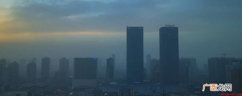 雾霾原因是现代化城市迅速发展,空气污染物增加,同时大楼越建越 为什么有雾霾