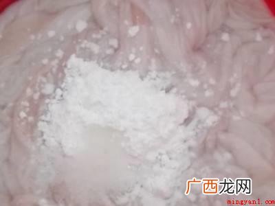肠衣粗略地清理一遍,添加20克水淀粉,泡浸10分钟去异味 网上买的肠衣怎么清洗没味