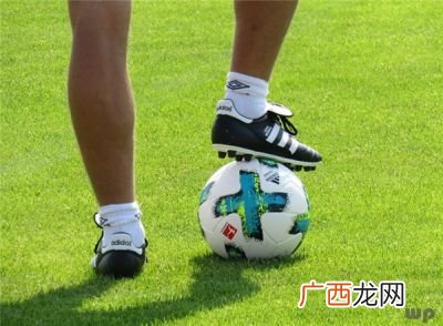 怎么踢足球踢足球的规则,足球规则入门基本知识？