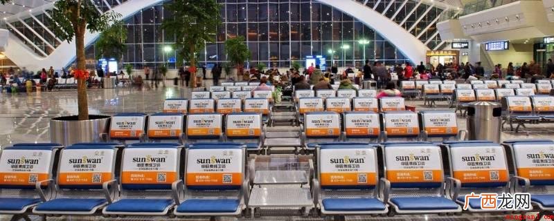 抵达车站时要留意观查检票口、安全通道、候车室的时钟、表明车次 到达车站时应注意观察什么的位置