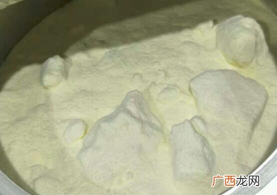 奶粉买回家会遇见奶粉结块的状况,出现这种情况应该怎么解决 奶粉结块了怎么办