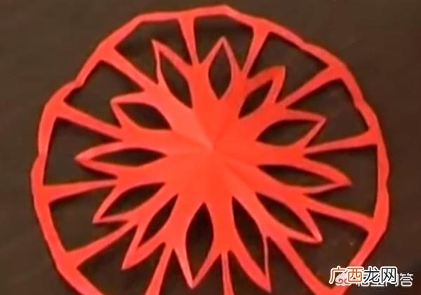 简易剪纸花边边框剪法是怎样的,窗花边剪纸？