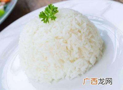 米饭不熟该怎么处理,蒸米饭水放少了，蒸不熟了，有补救的办法吗？