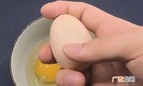 请问打鸡蛋时有什么技巧啊,如何在打鸡蛋时没有腥味?