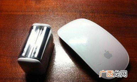 苹果一体机鼠标怎么充电,苹果鼠标a1657怎么充电？