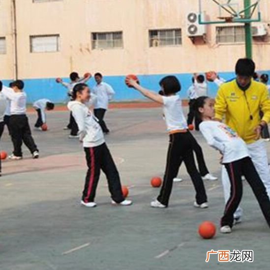 中考实心球是几公斤的,中考实心球评分标准？