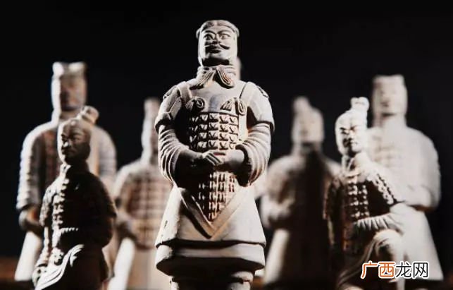 秦兵马俑是用什么材料制成的,兵马俑是用石头刻的吗？