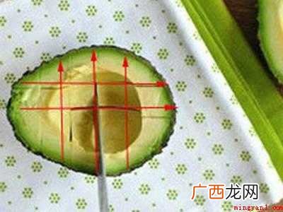 牛油果怎么剥去皮