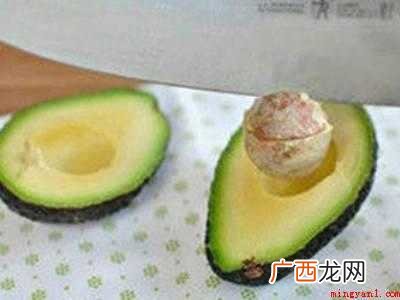 牛油果怎么剥去皮