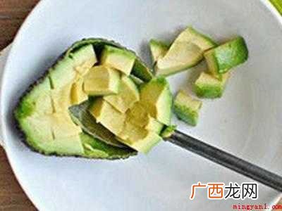 牛油果怎么剥去皮