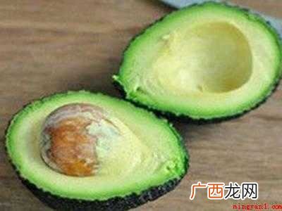 牛油果怎么剥去皮