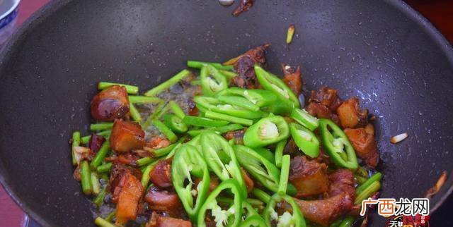 腊鸭怎么炒好吃又简单,小白菜炒腊鸭的做法？