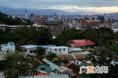 台北的眷村还有人住吗,当年跟随蒋介时一起去台湾的有多少人？