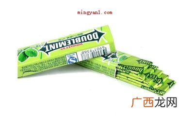 简略回应口香糖的具体原料是糖、糖桨、调味料、软化剂和胶基等 口香糖是什么做的