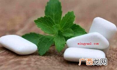 简略回应口香糖的具体原料是糖、糖桨、调味料、软化剂和胶基等 口香糖是什么做的
