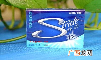 简略回应口香糖的具体原料是糖、糖桨、调味料、软化剂和胶基等 口香糖是什么做的