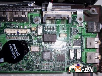 主板电池怎么扣下来,主板纽扣电池正确安装方法？