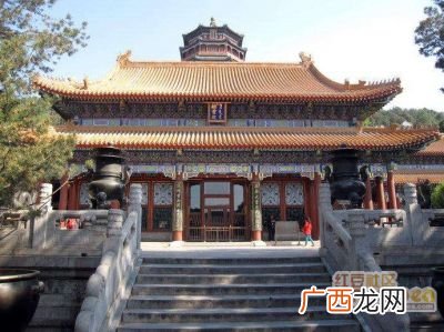 颐和园的排云殿有什么特点,颐和园布局是对称还是非对称？