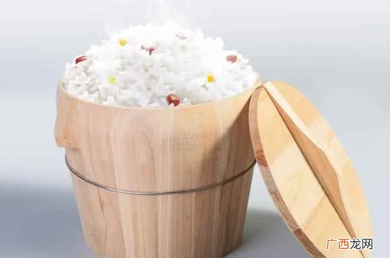 蒸米饭时,一碗米大概可以用一碗半水,具体还是要看米在锅里,水 蒸米饭一碗米要几碗水