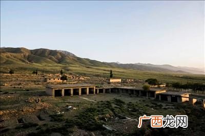 阿克塞石油小镇为什么被废弃,石油小镇海拔多少？