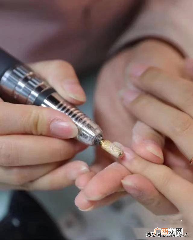 甲片怎么卸用简单方式,美甲甲片自己怎么弄掉比较好？