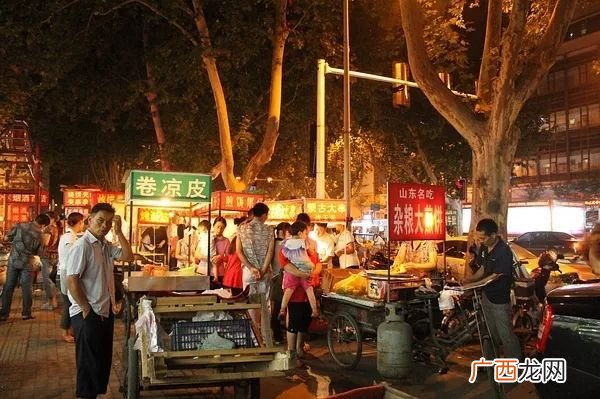 郑州晚上那里有夜市小吃街,郑州奥体中心夜市营业时间?
