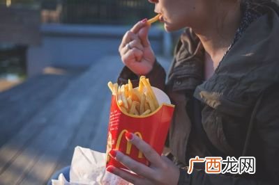 吃一顿麦当劳是多少热量,麦当劳一片芝士热量？