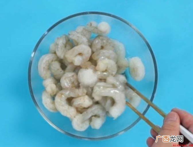 虾仁加少量盐、料酒,植物油,腌渍30min上下 虾仁怎么做好吃