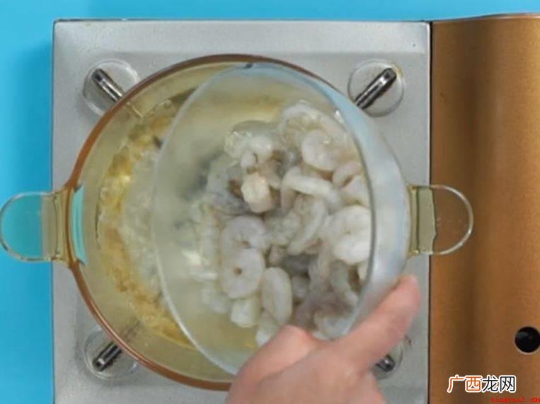 虾仁加少量盐、料酒,植物油,腌渍30min上下 虾仁怎么做好吃