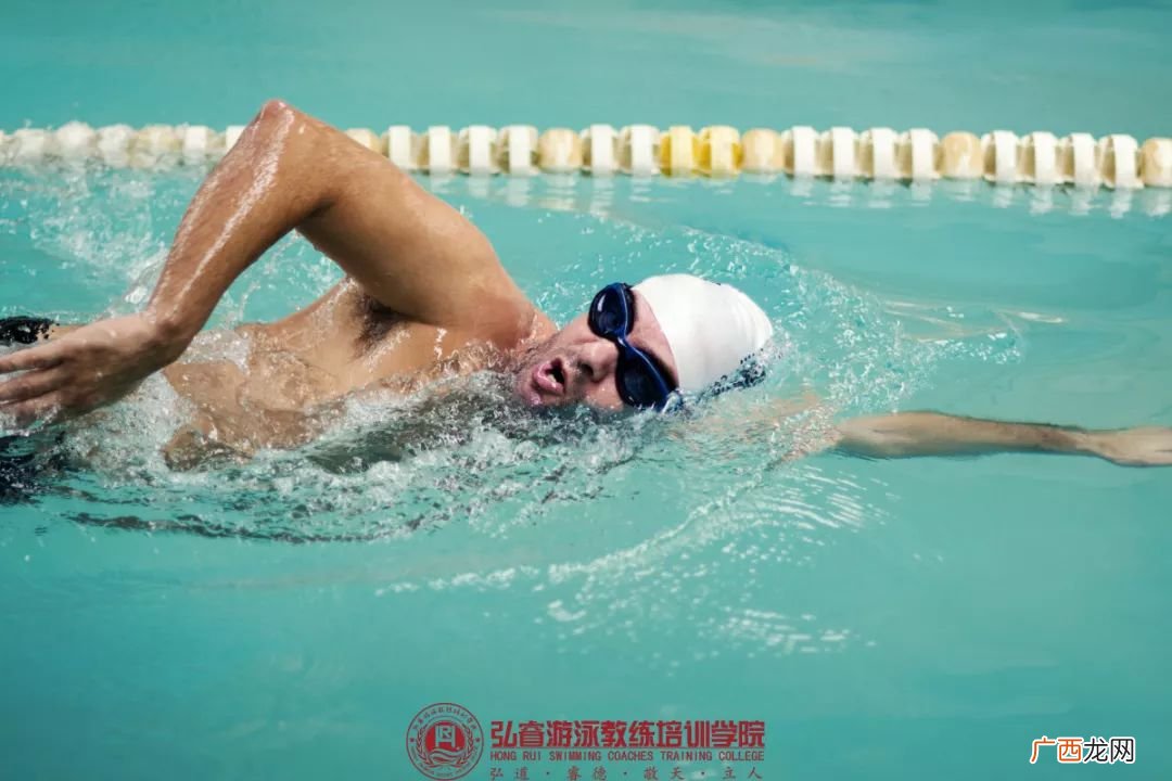 自由泳如何游得轻松,怎样让自由泳更轻松？