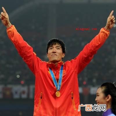 刘翔:中国男子田径队110米栏运动员 刘翔在什么时候首次获得了奥运冠军？