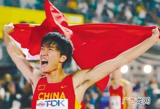 刘翔:中国男子田径队110米栏运动员 刘翔在什么时候首次获得了奥运冠军？