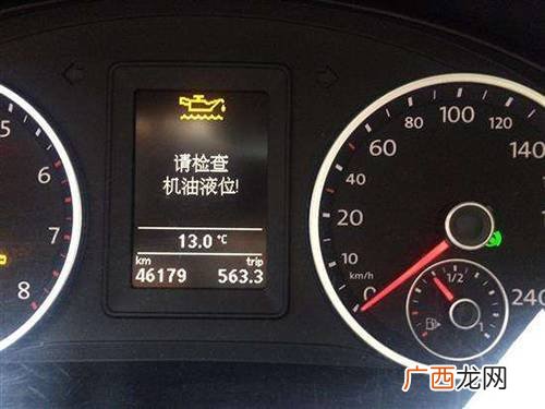 机油报警灯亮为什么会亮,汽车不缺机油,突然机油灯亮是怎么回事?还能跑吗？