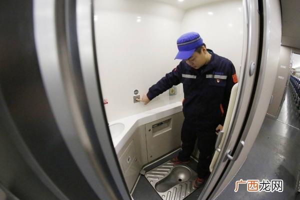 高铁的厕所在哪个位置,高铁厕所在车厢前还是后？
