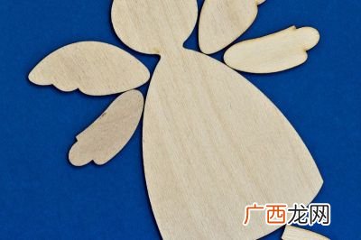 描写树叶形状的词语,形容树叶颜色和形状的四字成语分别是什么？