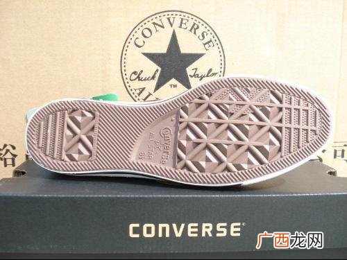 正品匡威标志有几种,匡威鞋后面有红色标志吗？