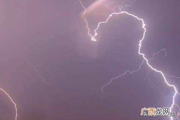 雷雨中鲁侍萍的人物形象,把握《雷雨》中周朴园、鲁侍萍的性格，回答下？