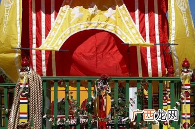 雷雨中鲁侍萍的人物形象,把握《雷雨》中周朴园、鲁侍萍的性格，回答下？