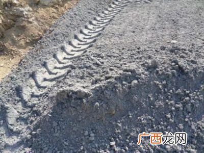 二灰碎石是什么材料,石灰：土：碎石=8：17：75？