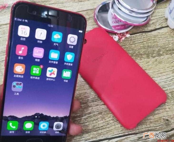 oppor11采用什么材质屏幕