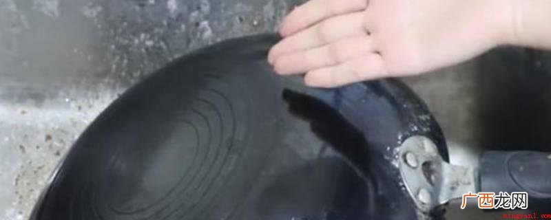 白醋中的醋酸可以变软一些固执的油污 锅里面烧糊的黑垢怎么去除