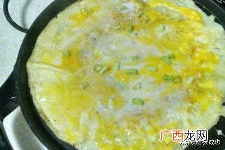 如何摊鸡蛋饼,路边鸡蛋饼面糊怎么调？