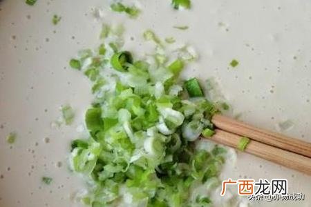如何摊鸡蛋饼,路边鸡蛋饼面糊怎么调？