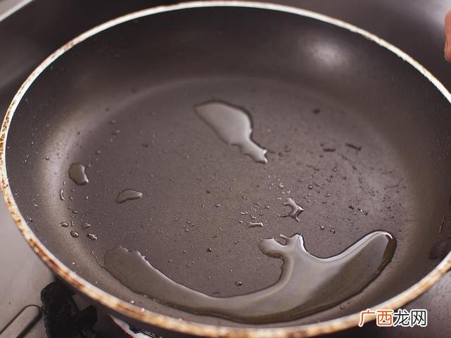 锅糊了怎么去除黑渍,糊锅发黑了怎么快速去除？