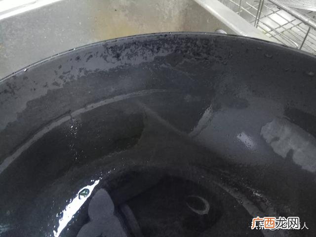 锅糊了怎么去除黑渍,糊锅发黑了怎么快速去除？