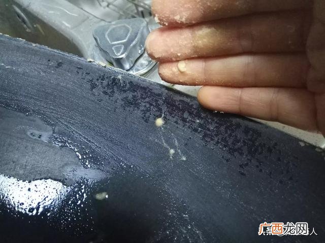 锅糊了怎么去除黑渍,糊锅发黑了怎么快速去除？