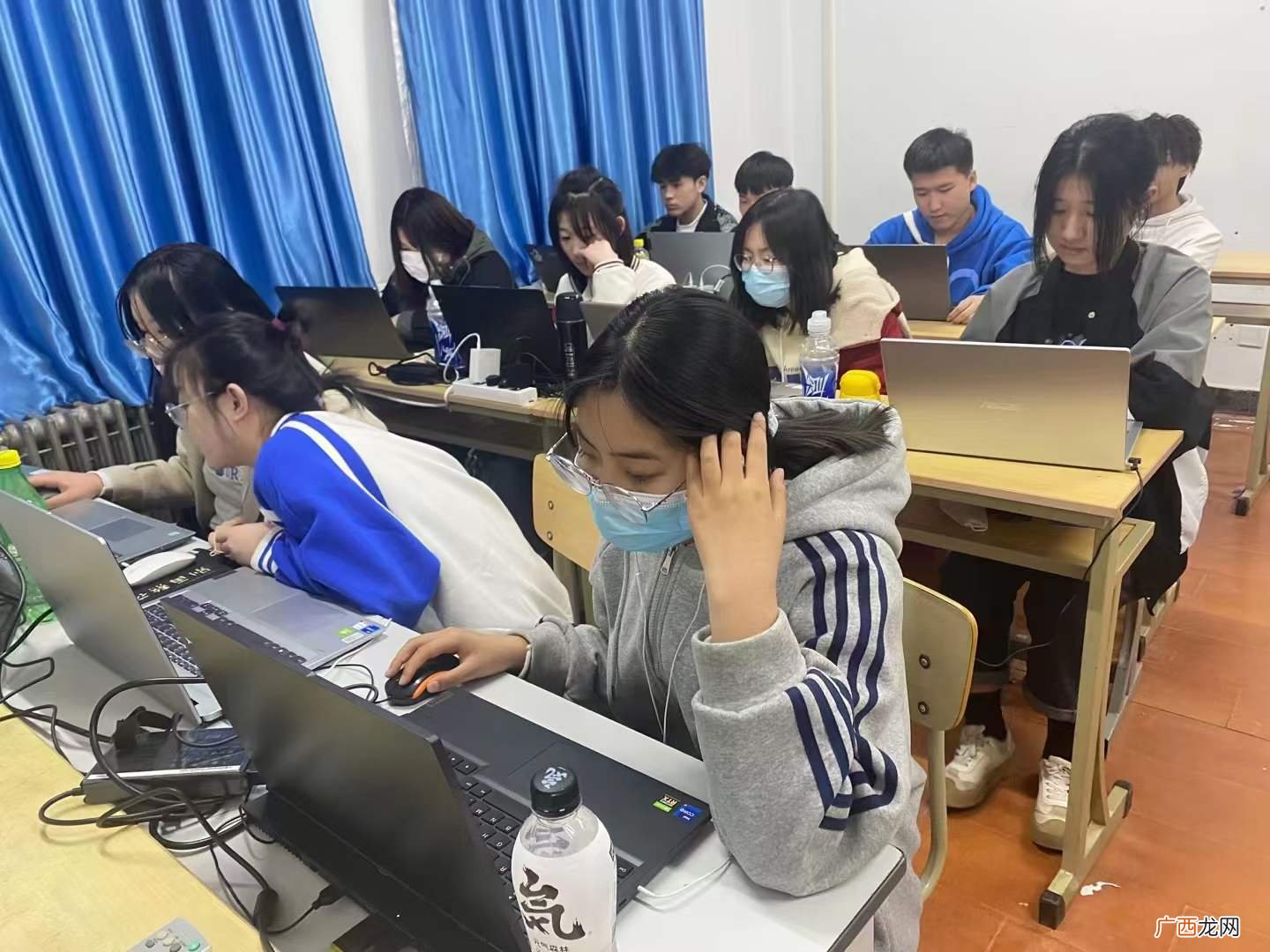 女生学什么专业发展前景好 初中毕业女孩学什么有前途