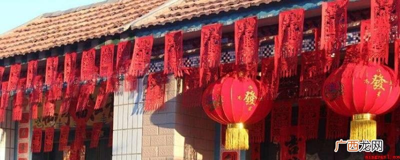过春节贴在门匾上的叫过门笺,又叫吊钱、花纸、挂千等 过年贴在门楣上的叫什么