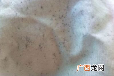 衣服上有霉点怎么洗掉,衣服长霉斑怎么洗掉？