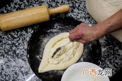 贴饼子家常做法正宗贴饼子怎么做,农村大锅贴饼子做法？